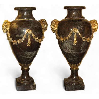 Paire de vases Louis XVI en marbre ornés de bronze