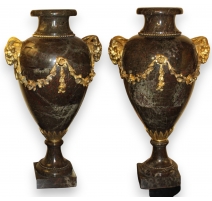 Paire de vases Louis XVI en marbre ornés de bronze