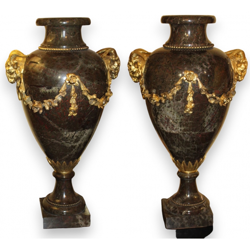 Paire de vases Louis XVI en marbre ornés de bronze