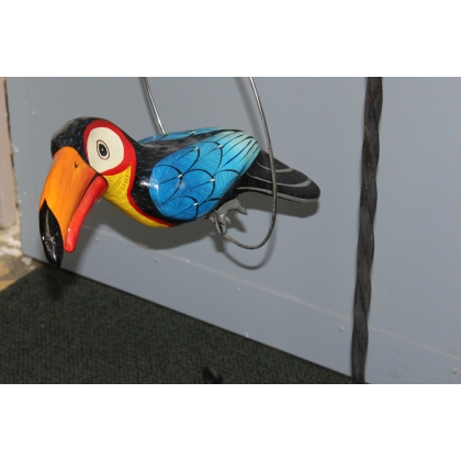 Toucan en papier mâché avec perchoir en fer forgé