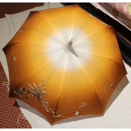 Ombrelle en soie orange avec fleurs brodées