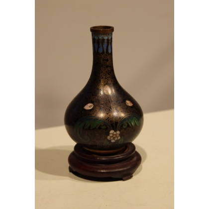 Vase cloisonné décor de fleurs sur fond noir