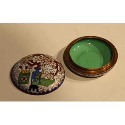 Boite cloisonnée décor de lettrés, fond blanc