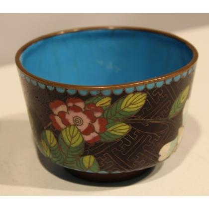 Paire de coupes cloisonnées décor de fleurs