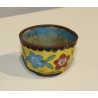 Coupe cloisonnées décor de fleurs, fond jaune