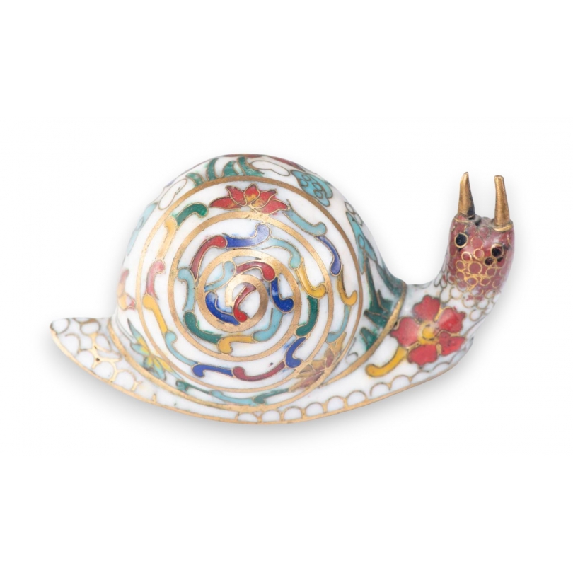 Escargot cloisonné décor de fleurs sur fond blanc