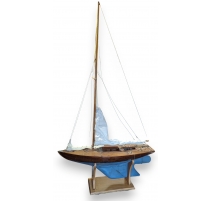 Maquette de voilier coque bleue