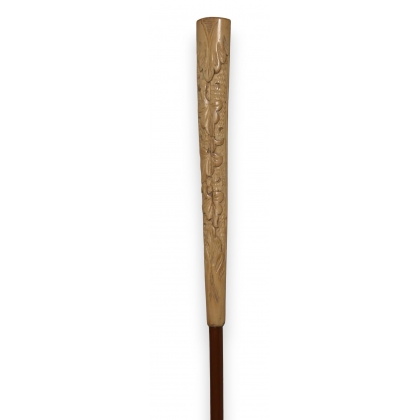 Walking stick with a wooden handle featuring ivory-effect leaves