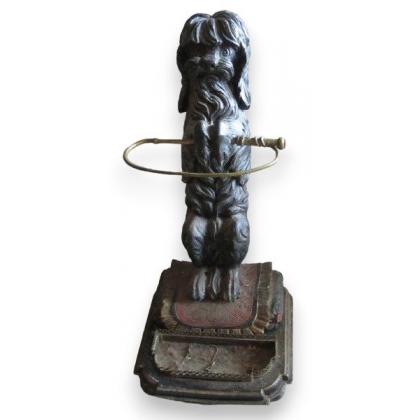 Sculpture \"Chien\".