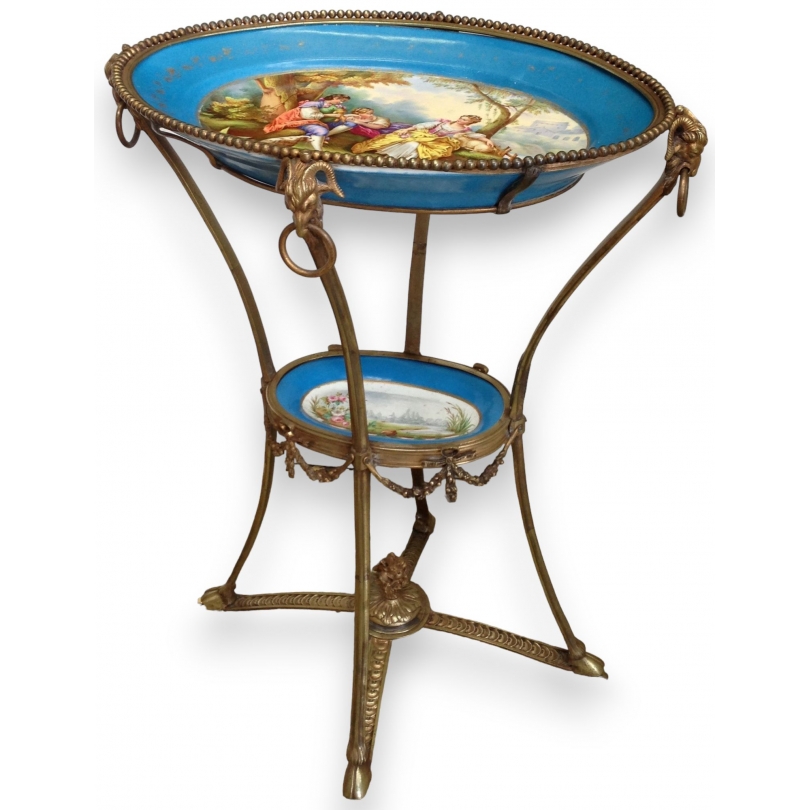 Table ovale, pieds laiton.