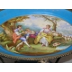 Table ovale, pieds laiton.