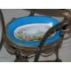 Table ovale, pieds laiton.
