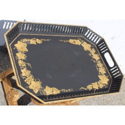 Table-plateau en bois peint noir et or