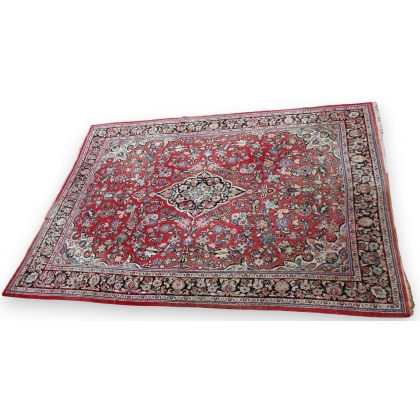 Sarouk carpet with a red background
