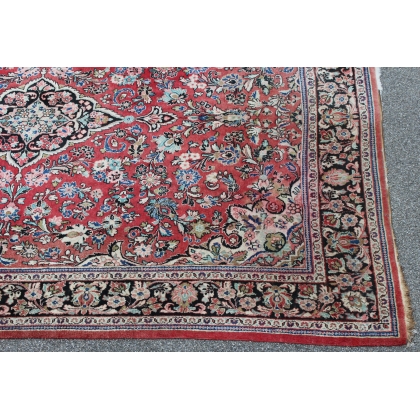 Sarouk carpet with a red background