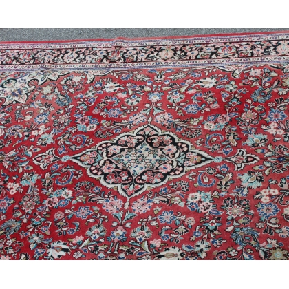 Sarouk carpet with a red background