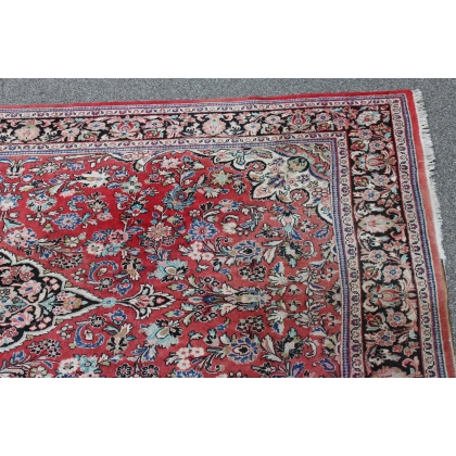 Sarouk carpet with a red background