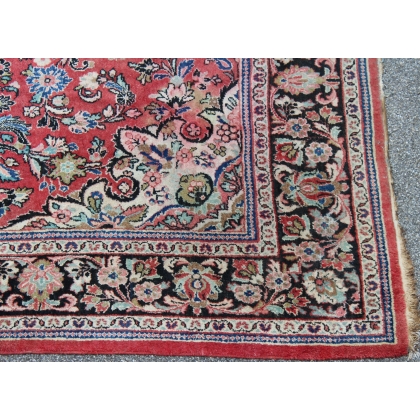 Sarouk carpet with a red background