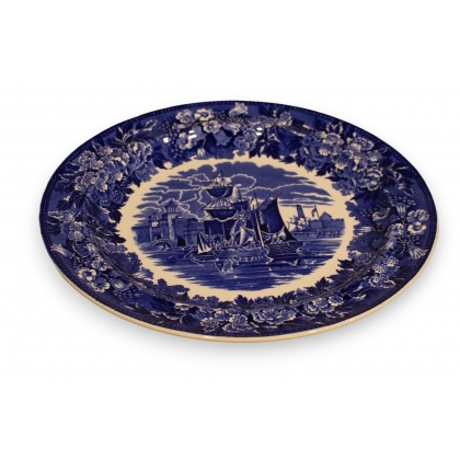 Plat en faïence Wedgwood \"Ferrara of Etruria\"