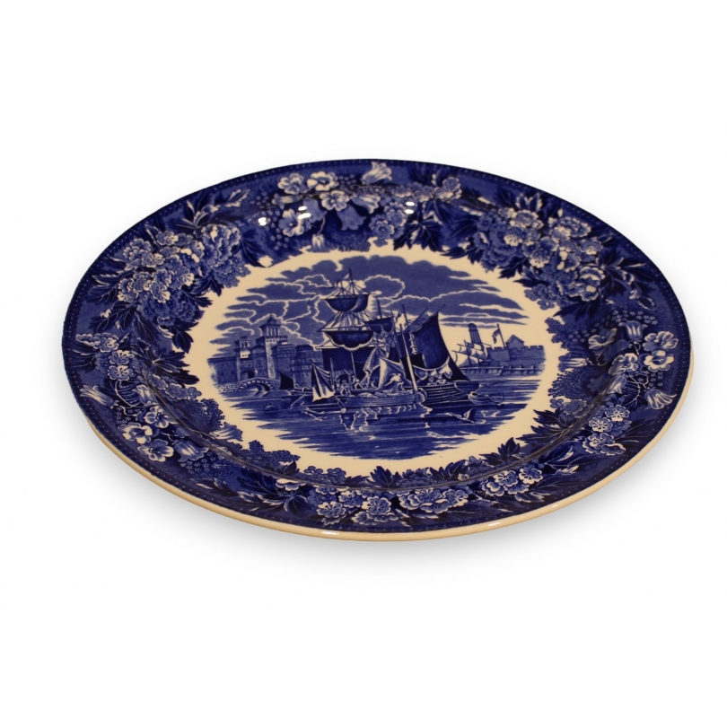 Plat en faïence Wedgwood \"Ferrara of Etruria\"