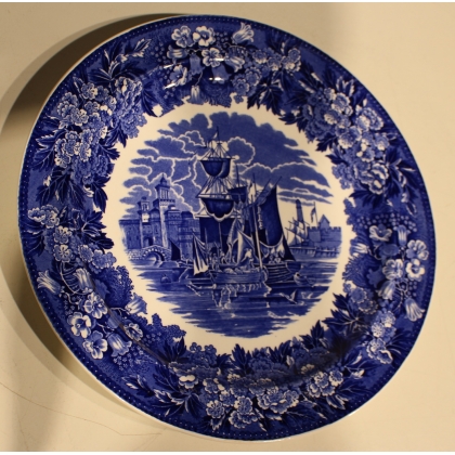 Plat en faïence Wedgwood \"Ferrara of Etruria\"