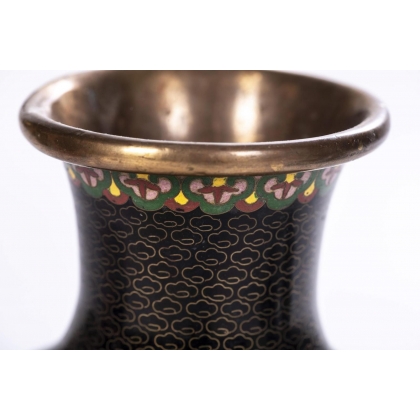 Vase cloisonné décor de vases sur fond noir