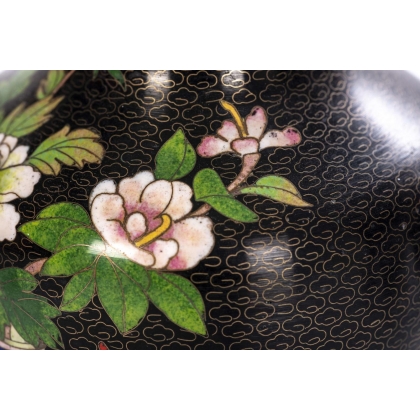Vase cloisonné décor de vases sur fond noir