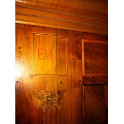  Armoire à 2 portes. sur  Moinat SA  - Antiquités décoration