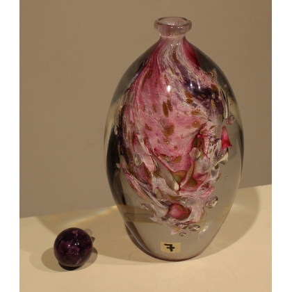 Flacon rose et violet en verre signé LUZORO 00