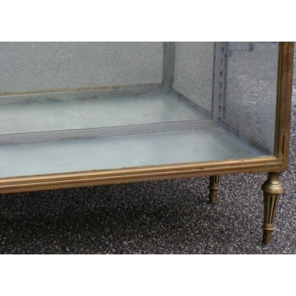 Vitrine à 1 porte. sur  Moinat SA  - Antiquités décoration