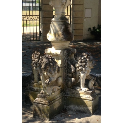 Lions centrepiece fountain in Vicenza stone