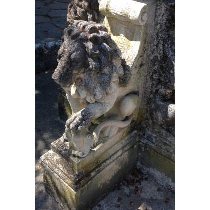 Lions centrepiece fountain in Vicenza stone