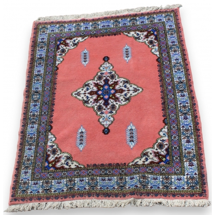 Tapis marocain en laine rose bordure bleue