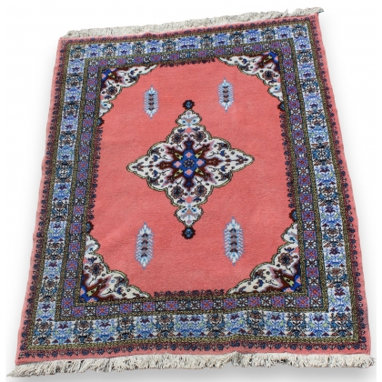 Pink Moroccan wool rug with a blue border