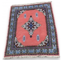 Tapis marocain en laine rose bordure bleue