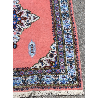 Pink Moroccan wool rug with a blue border