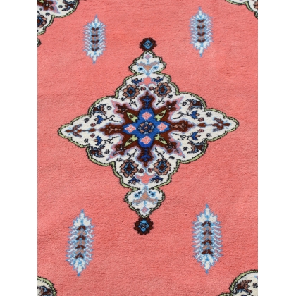 Pink Moroccan wool rug with a blue border