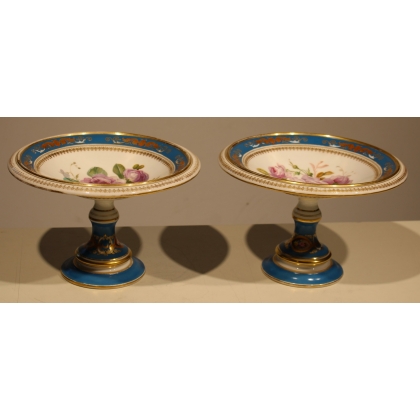 Suite de 3 présentoirs en porcelaine de Paris