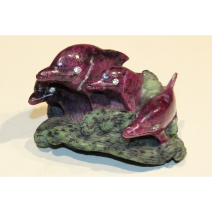 Groupe de dauphins en racine de rubis sculptée