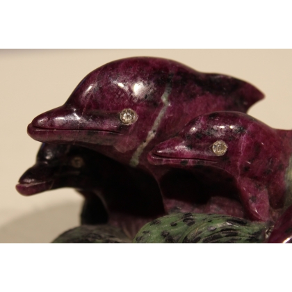 Groupe de dauphins en racine de rubis sculptée