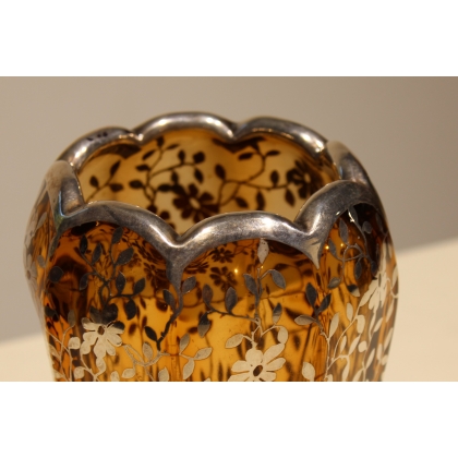 Vase en cristal de Bohème jaune à décor de fleurs