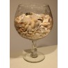 Coupe en verre gravé remplie de coquillages