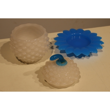 Bonbonnière ananas en opaline blanche et bleue