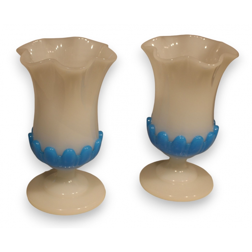 Paire de vases tulipes en opaline blanche et bleue