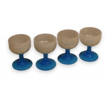 Suite de 4 verres en opaline blanche et bleue