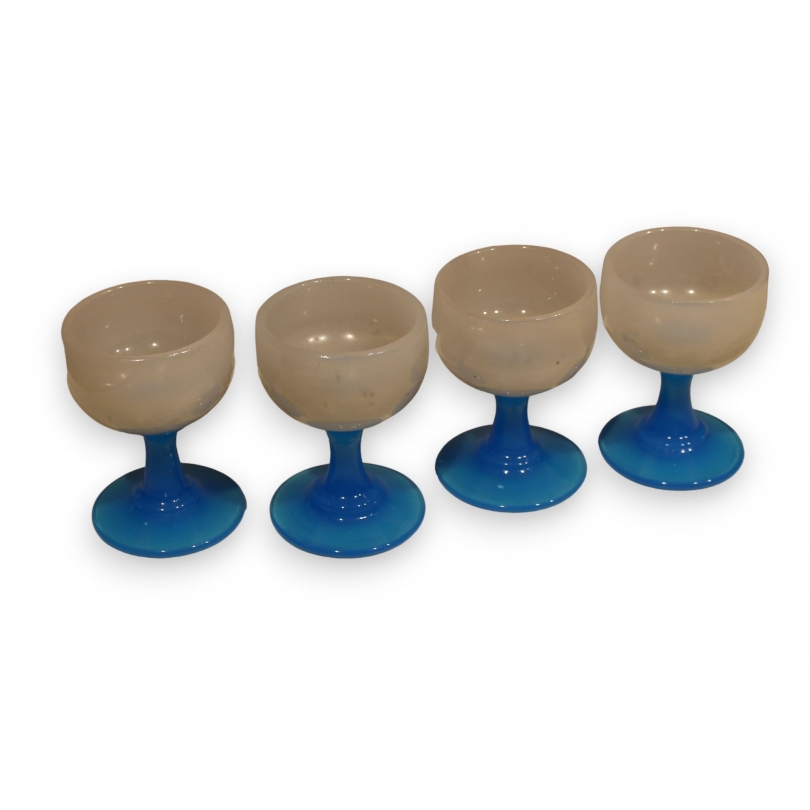 Suite de 4 verres en opaline blanche et bleue