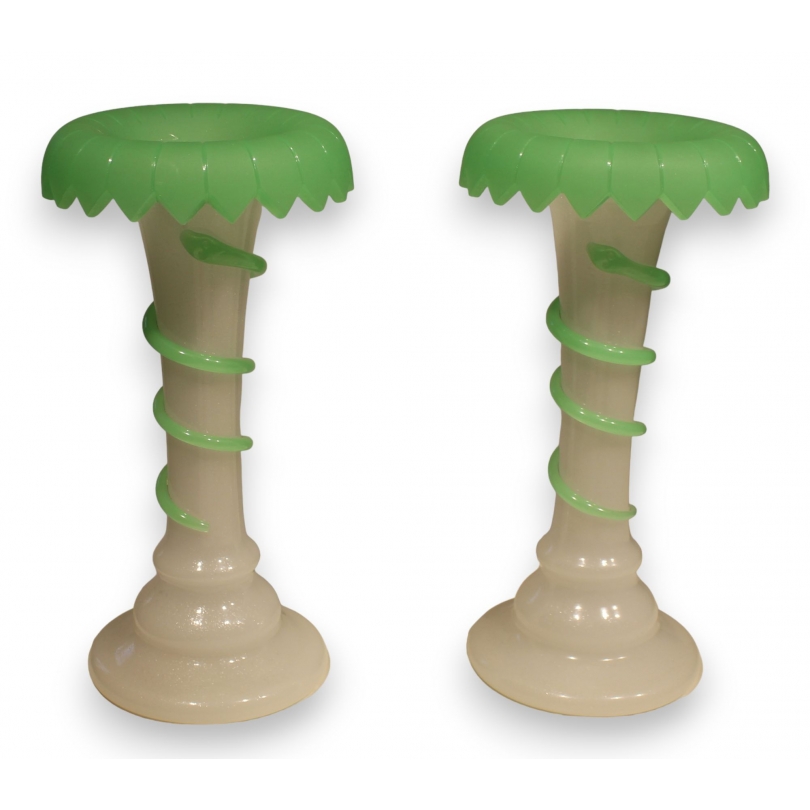 Paire de vases cornets en opaline blanche et verte