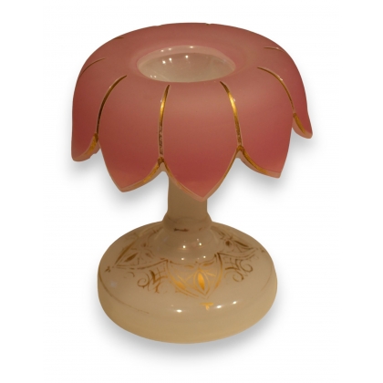 Petit vase cornet en opaline blanche et rose