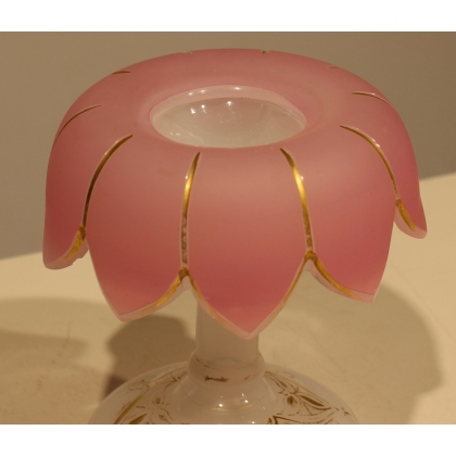 Petit vase cornet en opaline blanche et rose