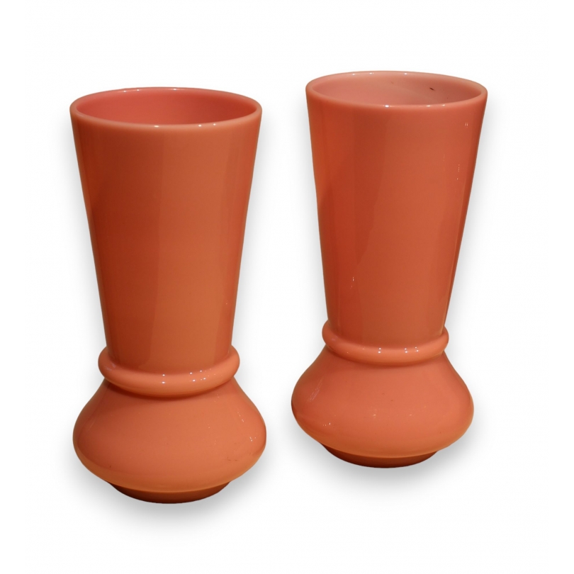 Paire de vases en opaline rose